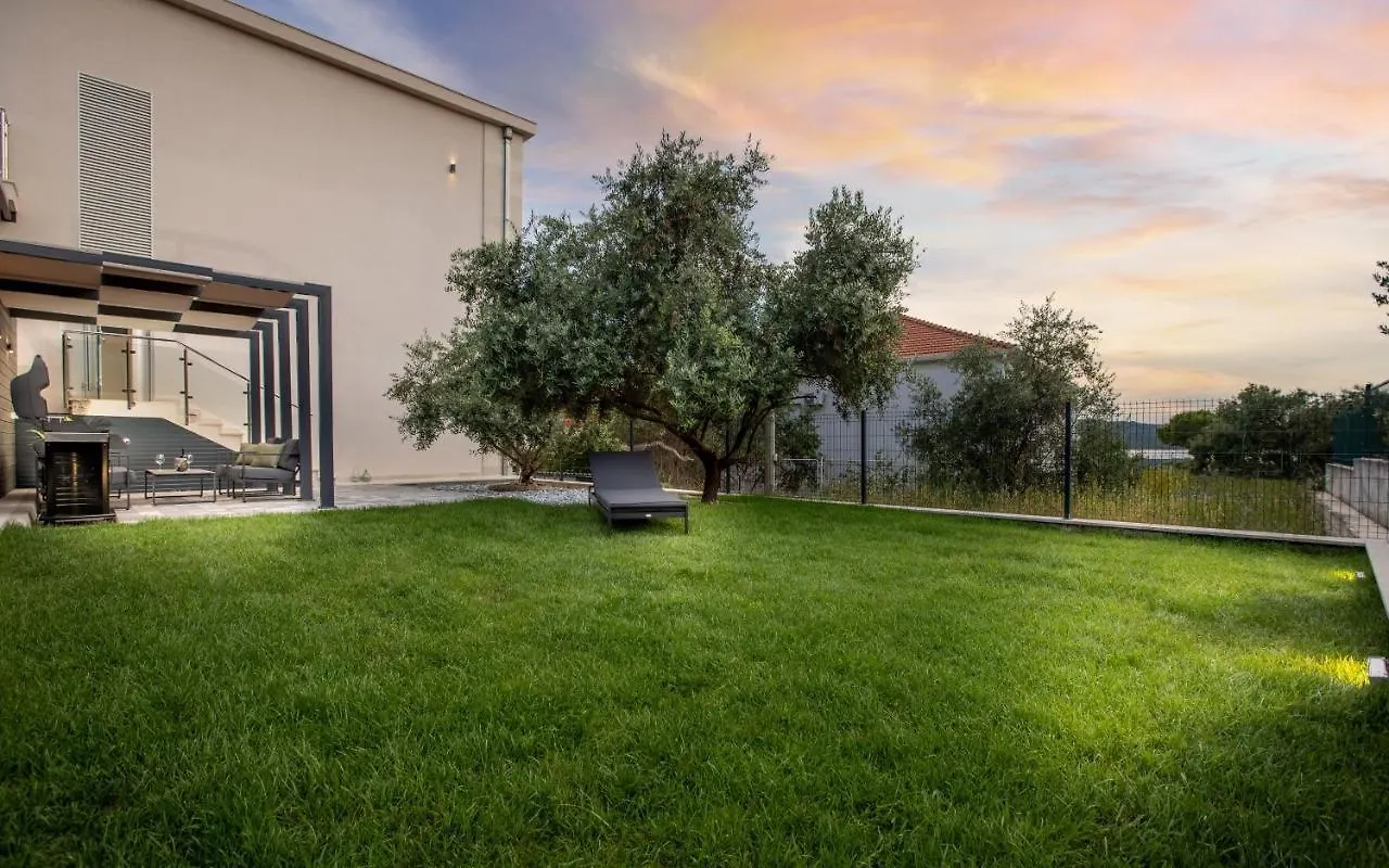 Apartments Ocrux Trogir 0*,