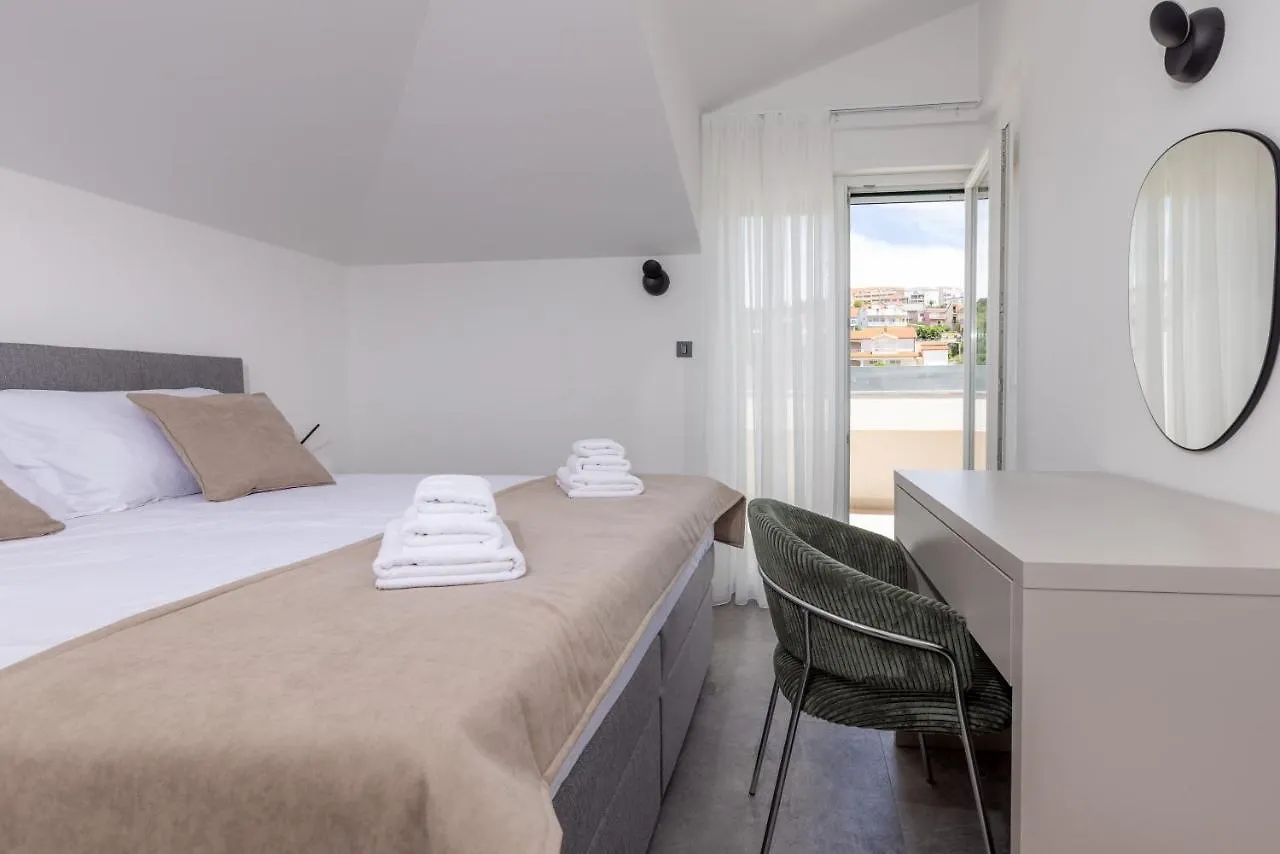 Apartments Ocrux Trogir 0*,